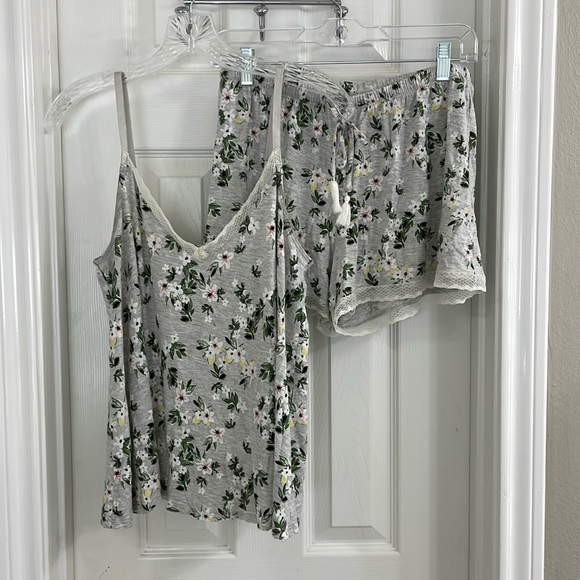 Gilligan & O'Malley Other - Gilligan & O’Malley Floral Gray Pajama Short Set Size S